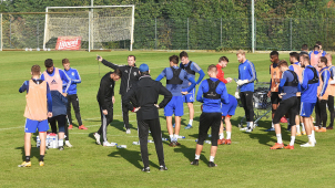 Fotbal chce začít hrát už o víkendu, přidá se i hokej?