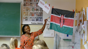 Žáky ze základy v Hradci Králové učili studenti ze světa