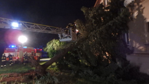 O víkendu lámaly bouřky stromy, hasiči tahali vodu ze sklepů