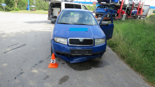 Auto měl poškodit letící předmět
