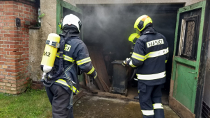 Hasiči zasahovali u požárů rodinného domu v Očelicích