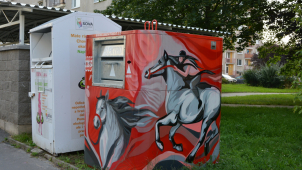 Na elektroodpad je v Hradci graffiti kontejner od Maxe a Khomy