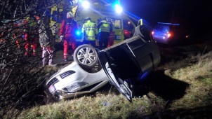 U Loučné Hory skončil osobák na střeše