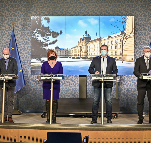 PŘEHLEDNĚ: Otevírají prodejny obuvi a papírnictví