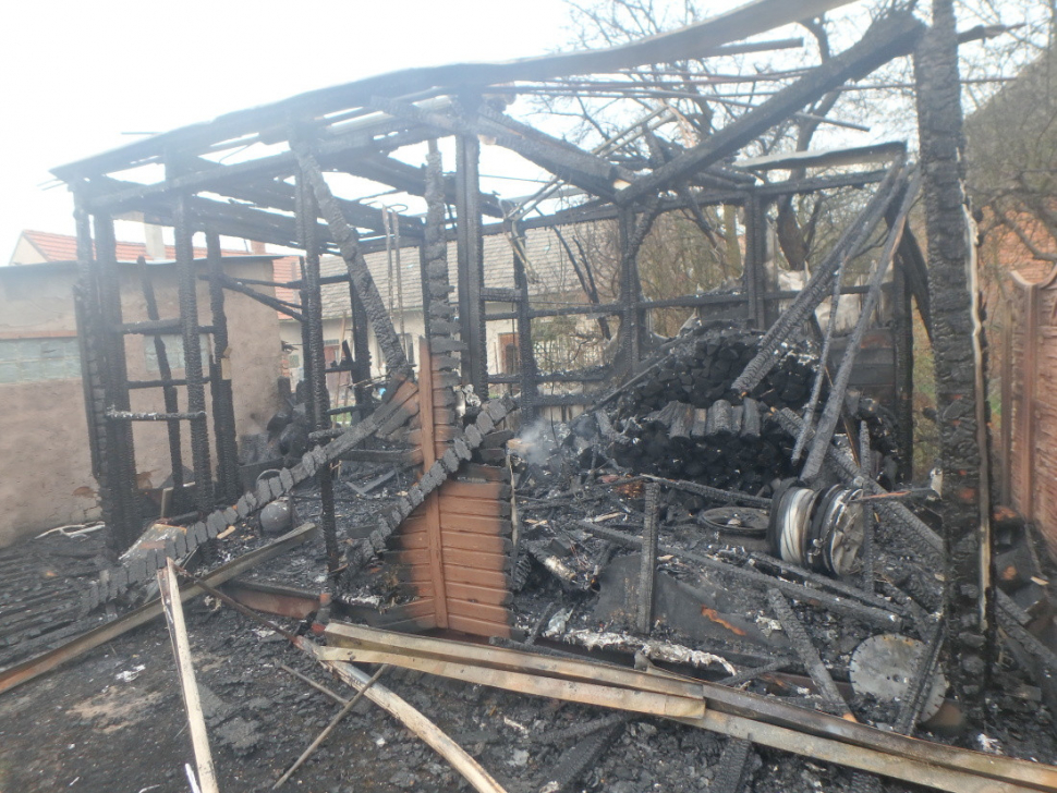 Zahradní domek v Novém Bydžově lehl popelem