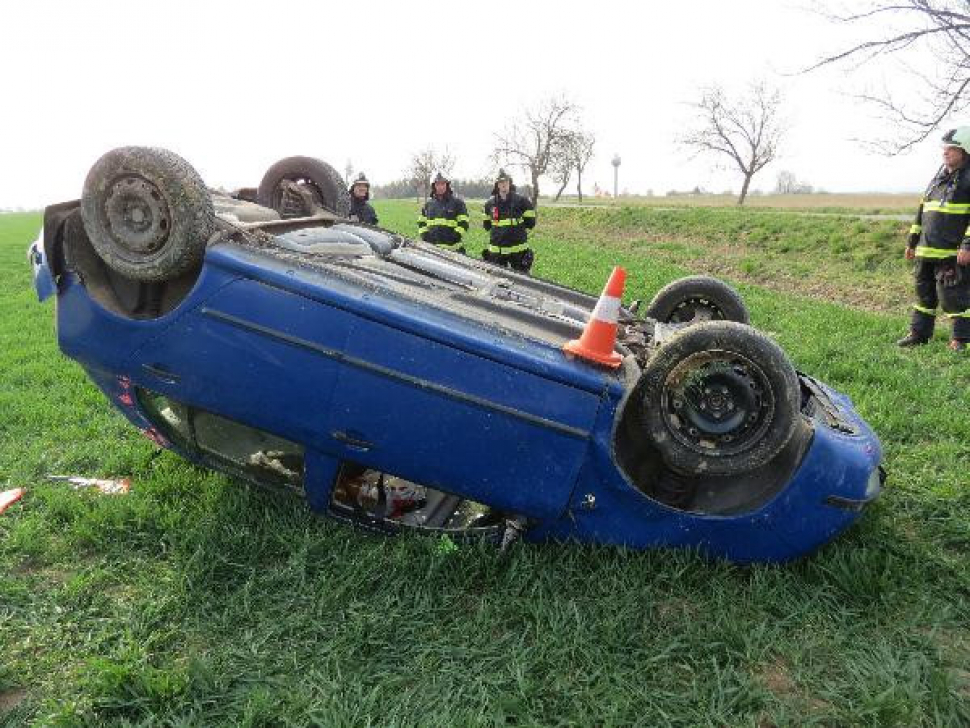 Auto v kotrmelcích skončilo na poli