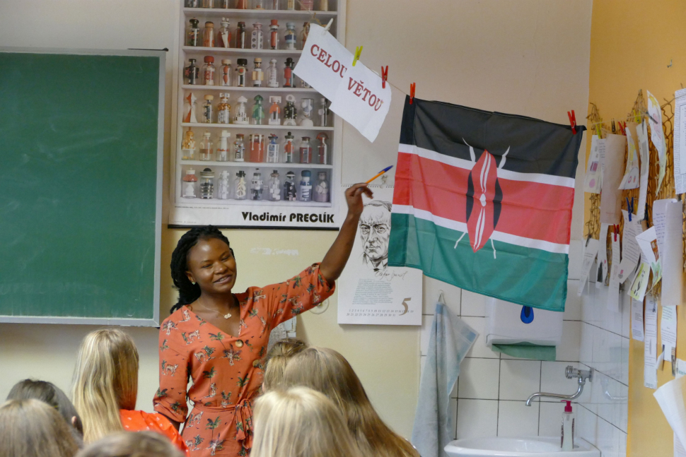 Žáky ze základy v Hradci Králové učili studenti ze světa