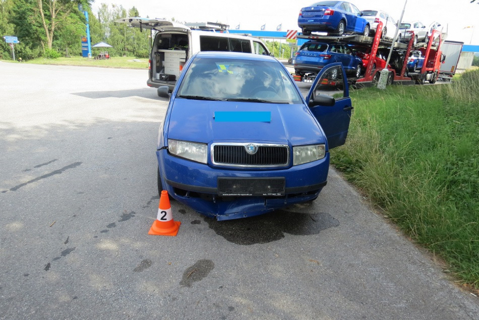 Auto měl poškodit letící předmět