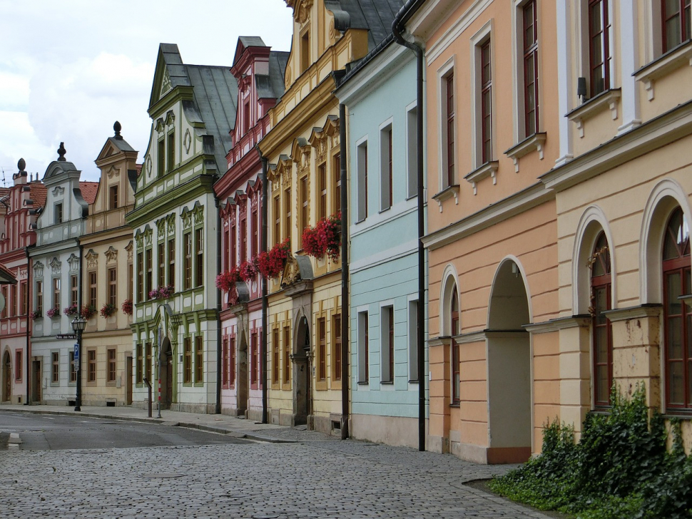 O prázdninách v Hradci pokračují opravy vozovek a chodníků