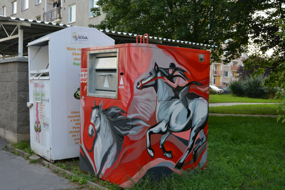Na elektroodpad je v Hradci graffiti kontejner od Maxe a Khomy